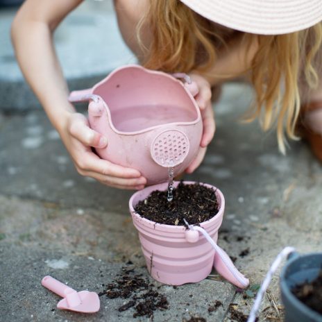 Scrunch-watering-can – Dusty rose &amp; Dusty Blu