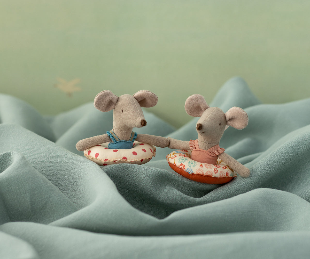 Beach mouse with float, Little sister - Red dots